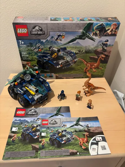 LEGO: Gallimimus and Pteranodon Breakout (75940) (100% Complete) Box included