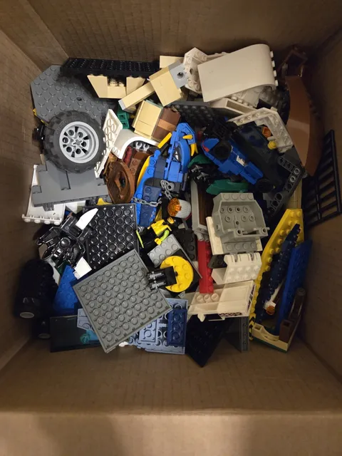 LEGO 8 Pound BULK lot Of Parts And Pieces With Minifigures And Minifigure Parts