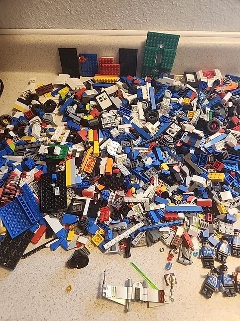 Vintage LEGO LOT  3 Lbs Of Misc LEGOS bricks & Figurines
