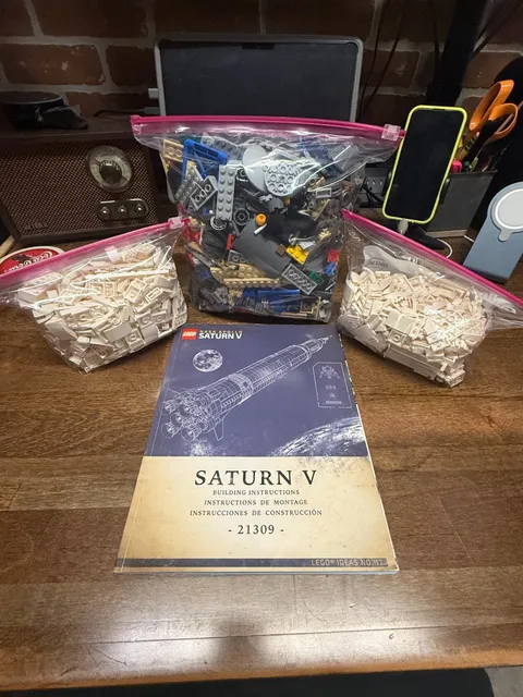 LEGO Ideas: LEGO NASA Apollo Saturn V (21309) COMPLETE