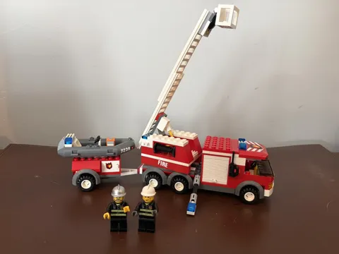 LEGO CITY: Fire Truck (7239) - Complete set with Manual and Minifigures