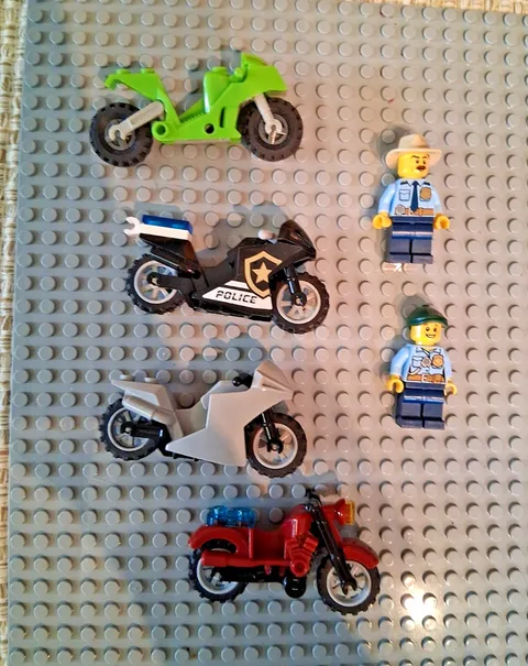 LEGO Motorcycle Lot 4 Motorbikes Dirt Bikes Police Bikes w/ 2 Minifigures