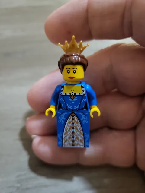 Lego Castle QUEEN MINIFIG Blue & Gold Dress Crown Princess Female Girl 7079