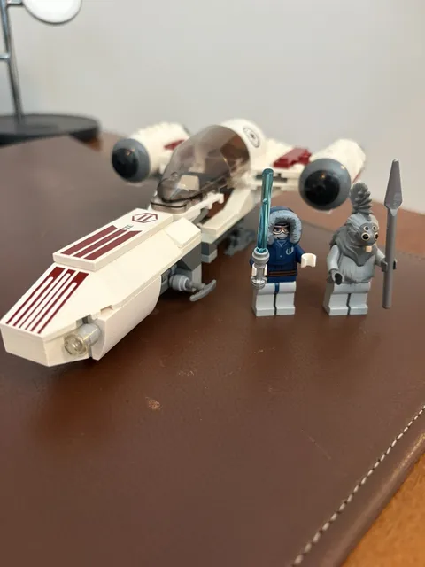 LEGO Star Wars: Freeco Speeder (8085)- Complete with Minifigures