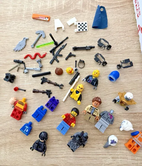 LEGO Lot Legends of Chima? Vulture Ice Bear Weapons Spec Ops Fur Hood Minifigs