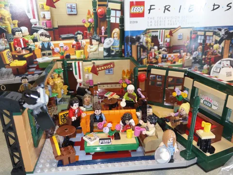 FRIENDS Central Perk Lego Set (21319) W/ Minifigures, Box, Instructions Complete