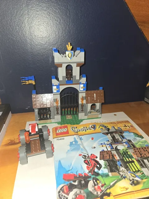 LEGO 70402 Castle The Gatehouse Raid Build and instructions. 