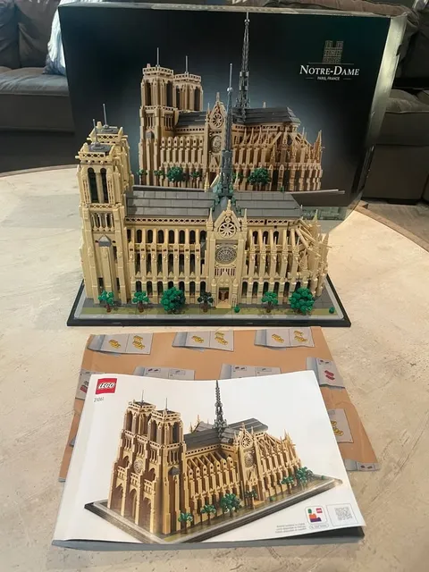 LEGO Notre-Dame de Paris 21061 (4383 Pieces) Complete w/ BOX and MANUAL