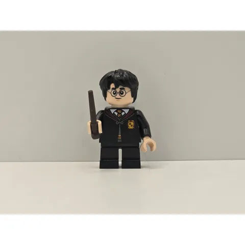 LEGO Harry Potter Minifigure hp281 Gryffindor Robe Clasped Wand New