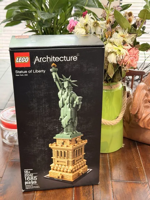 LEGO Architecture Statue of Liberty 21042 Building Set 1685 Pcs New Sealed