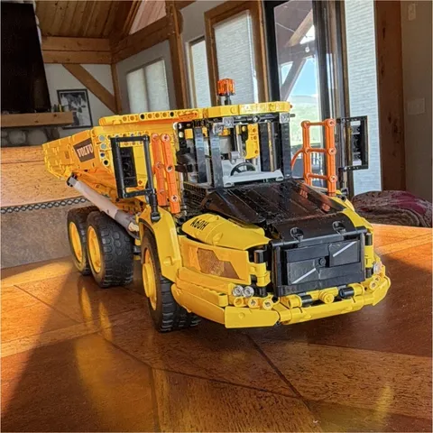 LEGO Technic 42030 Volvo L350F Wheel Loader 1636pc Battery Powered Retired