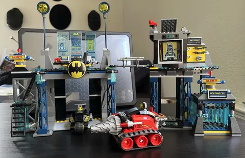 LEGO DC Comics Super Heroes: The Batcave (6860)