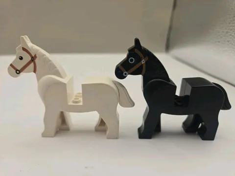 Lego Minifigs Horses White 4493 Black 4494 Castle Kingdom Pair Lot (2)