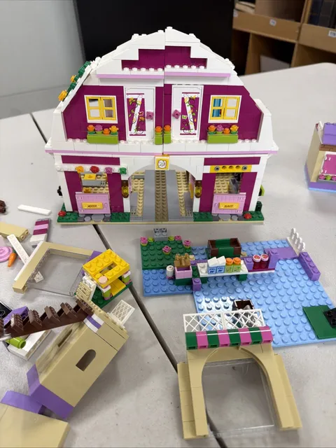 LEGO FRIENDS: Sunshine Ranch (41039) Incomplete