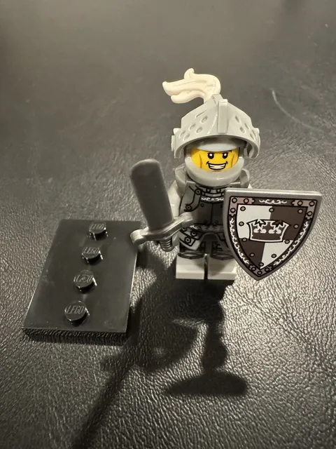 LEGO Heroic Knight Collectible Minifigure Series 9 71000 col132 complete w/ base
