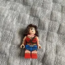 LEGO Wonder Woman Minifigure Plastic w/ Dark Brown Hair, Red Top Skirt