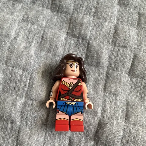 LEGO Wonder Woman Minifigure Plastic w/ Dark Brown Hair, Red Top Skirt