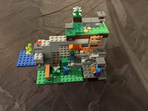 LEGO Minecraft The Zombie Cave 21141 COMPLETE