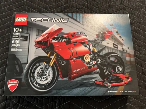 LEGO TECHNIC: Ducati Panigale V4 R (42107) NEW