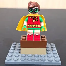 LEGO Robin Minifigure Yellow Cape Red & Green Suit Brown Hair Batman Movie