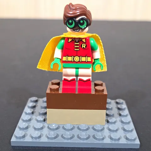 LEGO Robin Minifigure Yellow Cape Red & Green Suit Brown Hair Batman Movie