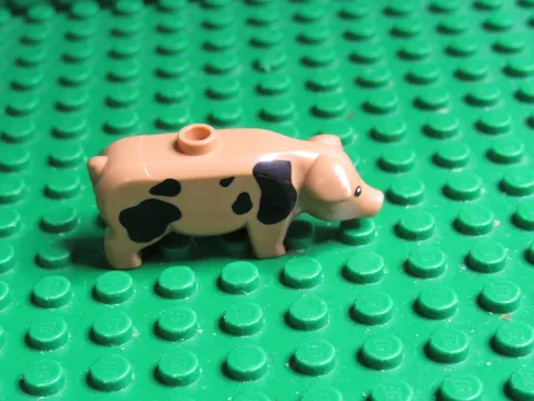 LEGO minifigure Pig, Animal, Pig with Black Eyes White Pupils, Black Spots P33