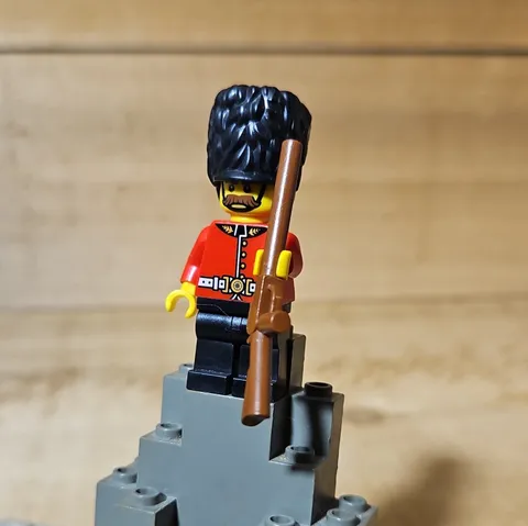 LEGO Plastic British Guard Minifigure Red Uniform Bearskin Hat w/ Rifle