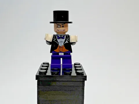 LEGO 2006 DC Super Heroes Minifigure - The Penguin - BAT010 Torso Crack