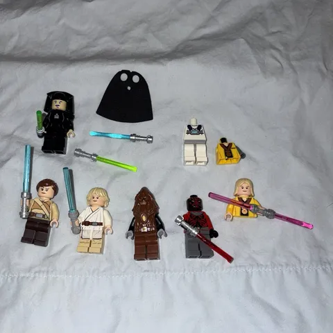 RARE LEGO Star Wars Minifigure Lot w/ 2005 Mini-figure, Lightsabers, Cape, ETC.