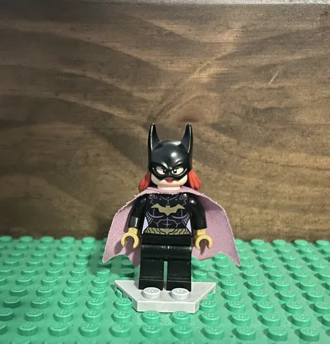 LEGO DC Minifig Batgirl - Black Suit, Lavender Cape (SH0092) from 76013-1