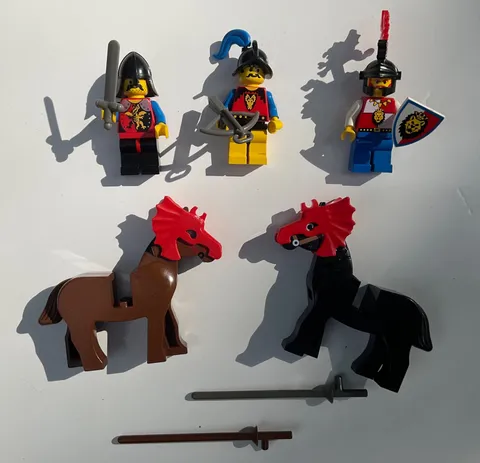 VINTAGE LEGO MINI FIGURE Dragon, royal lion kings knights w/horses jousting pole