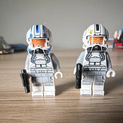 Lego Star Wars - Clone Trooper Pilot Captain Jag and Pilot Oddball  (75402)