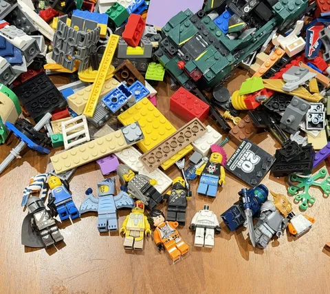 LEGO Bulk Lot 9.4 Lbs Minifigures Star Wars Mandalorian Ahsoka Ninjago