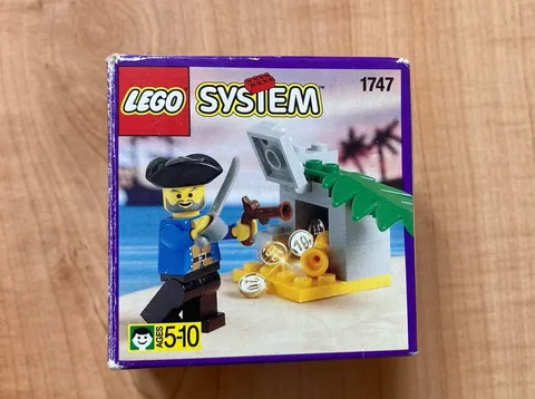 Lego Vintage Pirate 1747 Treasure Surprise complete with box NOT 1802