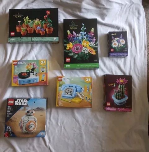 Lot Of LEGO boxes, Botanicals, Record Player, BB-8, Daisies, Telephone, More...