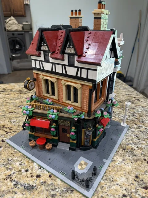 Lego 10350 Tudor Corner Used Built 