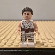 LEGO Star Wars Rey Minifigure White Outfit, Dark Brown Hair Bun Ponytail