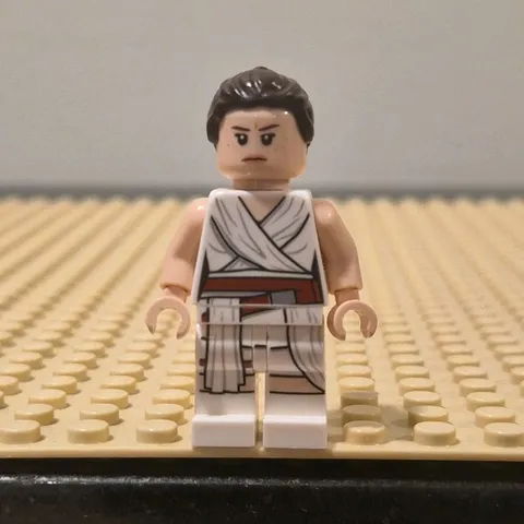 LEGO Star Wars Rey Minifigure White Outfit, Dark Brown Hair Bun Ponytail