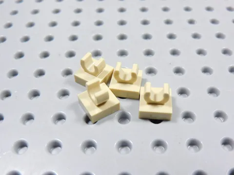 LEGO Lot of 4 Tan 1x1 Plates w/ Clip on Top BD