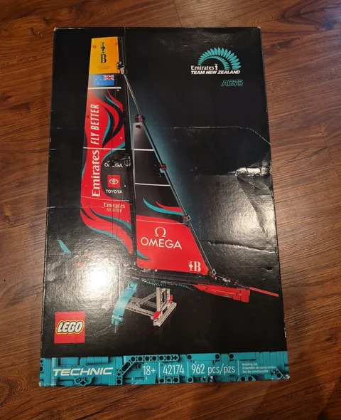LEGO TECHNIC: Emirates Team New Zealand AC75 Yacht (42174) UNOPENED