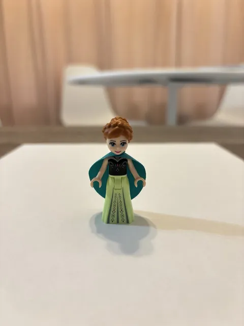NEW! Genuine LEGO Disney Princess Anna (Frozen) LEGO Minifigure! FREE SHIPPING!