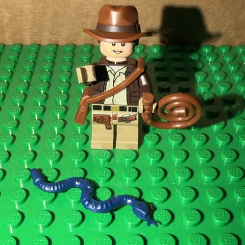 Authentic LEGO Indiana Jones 7626 Minifigure – NEW – Hat, Satchel & Bull Whip