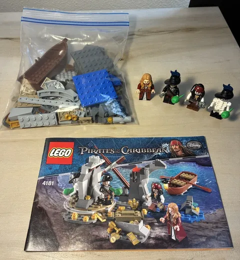 LEGO Pirates of the Caribbean Isla De Muerta Set 4181 w/Instructions Complete