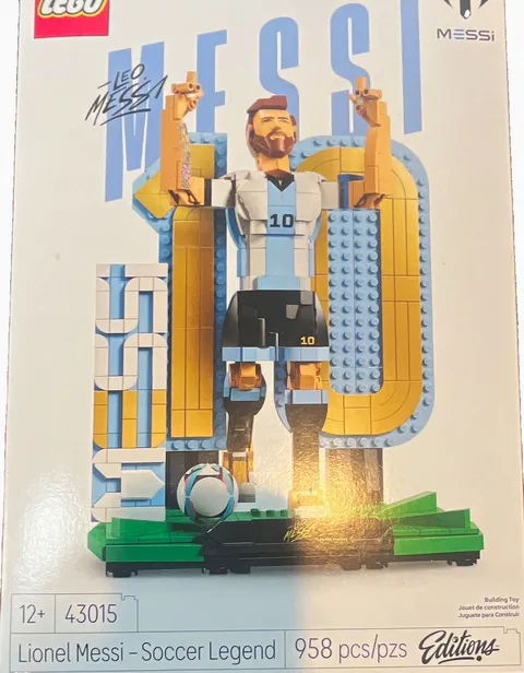 LEGO Lionel Messi – Soccer Legend 43015 Icons Editions 2-in-1 Set, 958 pcs