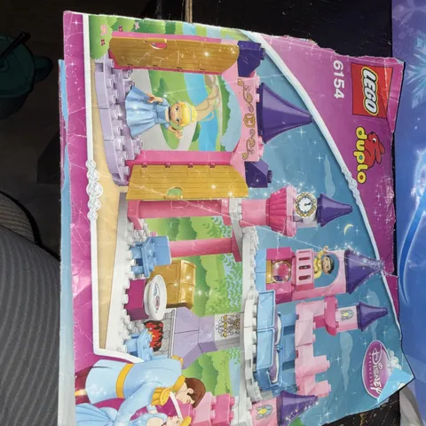 LEGO DUPLO Cinderellas Castle 6154, Incomplete lot of 72 Pieces  Of 77  A6