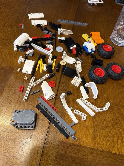 Small Lego Technic Pieces Lot: Wheels Pullback Motor connectors axle 100+ Pieces