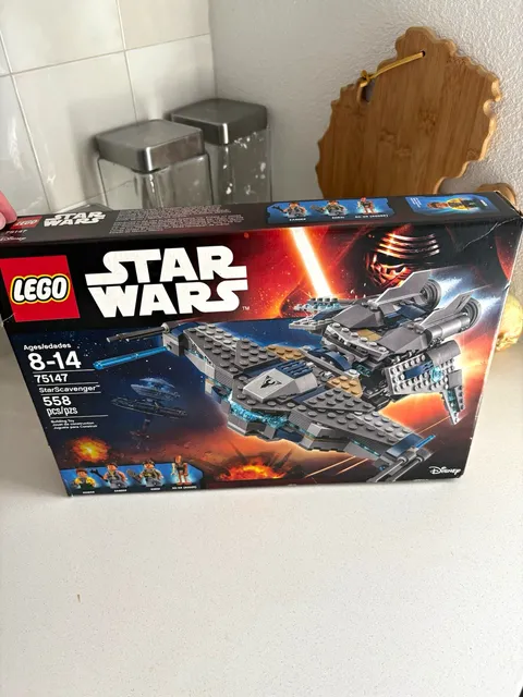 LEGO Star Wars 75147 StarScavenger 558-Piece Set w/ Box