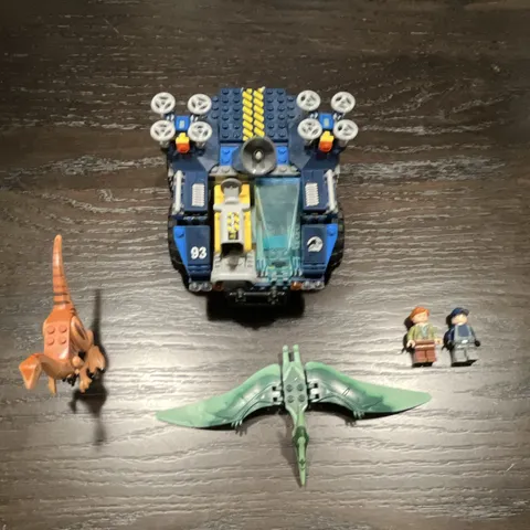 LEGO Jurassic World 75940 Gallimimus & Pteranodon Breakout set missing 1 minifig
