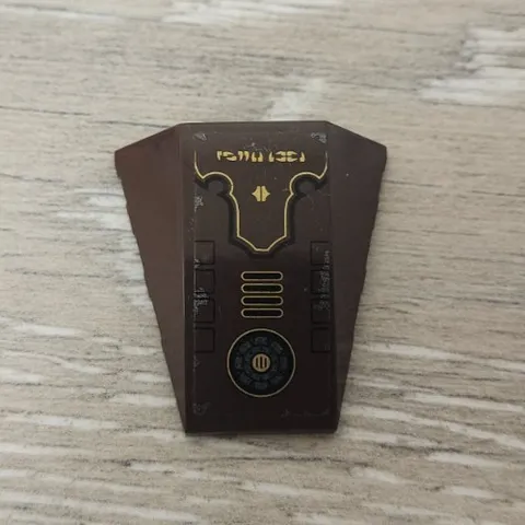 Lego 47753pb064 Dark Brown Wedge 4x4 Triple Curved No Studs Gold Alien Character