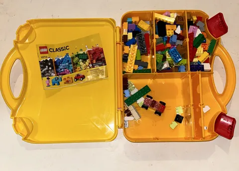 Lego Carrying/Brief Case Storage Container Yellow w/ Moveable Dividers & Bricks
